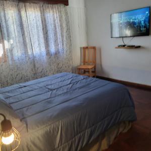 um quarto com uma cama e uma televisão de ecrã plano em Casa en San Pedro para 8 totalmente equipada em San Pedro