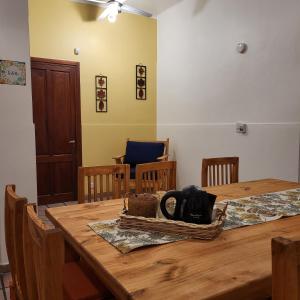 uma sala de jantar com uma mesa de madeira e cadeiras em Casa en San Pedro para 8 totalmente equipada em San Pedro