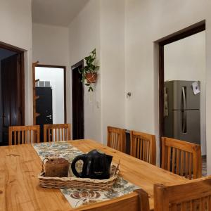 uma mesa de jantar com uma chaleira de chá preto em Casa en San Pedro para 8 totalmente equipada em San Pedro