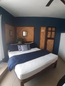 Rúm í herbergi á Moxons Beach Club
