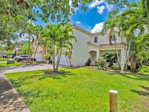 una casa blanca con palmeras en un patio en Gorgeous Rooms in Miramar Prestigious State Home - Min 31 Days Rental, en Miramar