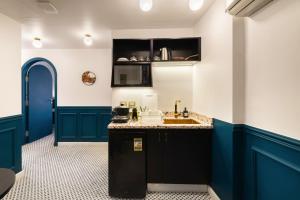 A kitchen or kitchenette at The Neat Nostalgic 2BDR Apt Cairo's Downtown