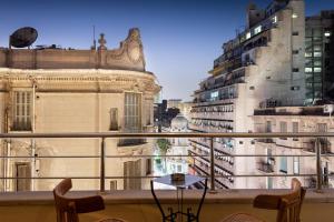 A balcony or terrace at The Neat Nostalgic 2BDR Apt Cairo's Downtown