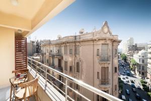 A balcony or terrace at The Neat Nostalgic 2BDR Apt Cairo's Downtown
