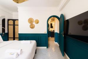 A bed or beds in a room at The Neat Nostalgic 2BDR Apt Cairo's Downtown