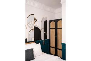 A bed or beds in a room at The Neat Nostalgic 2BDR Apt Cairo's Downtown