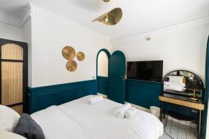 A bed or beds in a room at The Neat Nostalgic 2BDR Apt Cairo's Downtown Még 28 kép