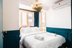 A bed or beds in a room at The Neat Nostalgic 2BDR Apt Cairo's Downtown