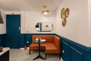 A seating area at The Neat Nostalgic 2BDR Apt Cairo's Downtown