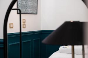 A bed or beds in a room at The Neat Nostalgic 2BDR Apt Cairo's Downtown