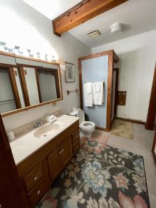 Ванна кімната в Adventures Vacation Rentals