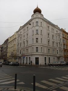 um grande edifício branco com uma cúpula em cima em Apartmen -Studio em Praga