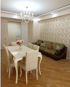 a living room with a table and a couch at 3 комнатная VIP квартира возле метро in Baku