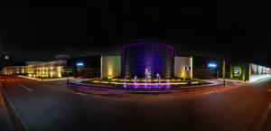 un edificio con una fuente en el medio de la noche en Orei Private Suites "Adult Only", en Trujillo