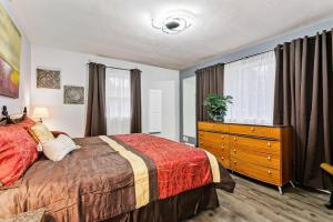 ein Schlafzimmer mit einem Bett, einer Kommode und einem Fenster in der Unterkunft CUTE Remodeled Midcentury Cottage on Boise Bench in Boise