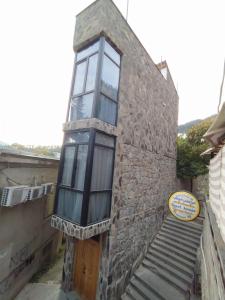 Edifici on està situat l'hostal o pensió