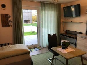 a living room with a room with a table and a door at Willy´s Ferienzimmer im Tabakdorf Hatzenbühl in Hatzenbühl
