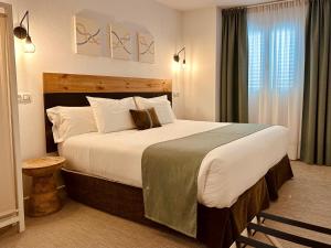um quarto com uma cama grande num quarto de hotel em LUZ Vejer Hospedería em Vejer de la Frontera