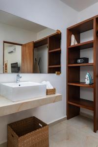 普拉亞德爾卡曼的住宿－Verandah Studios，一间带水槽和架子的浴室