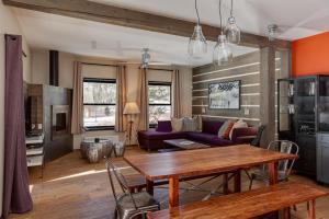 ein Wohnzimmer mit einem Tisch und einem lila Sofa in der Unterkunft Bavarian Chalet 2 in Taos Ski Valley