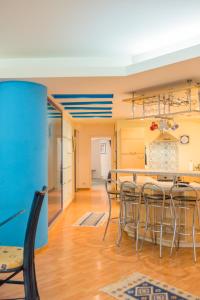 Artsy 3BR flat in Primaverii - most exlcusive area في بوخارست: مطبخ وغرفة طعام مع طاولة وكراسي