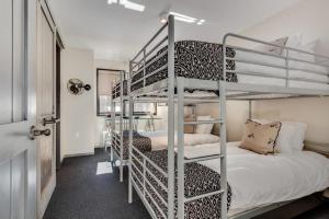 1 Schlafzimmer mit 2 Etagenbetten und 1 Etagenbett in der Unterkunft Bavarian Chalet 2 in Taos Ski Valley