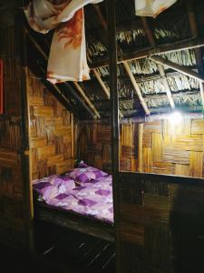 - une chambre avec un lit dans une pièce de paille dans l'établissement MEPA HOMESTAY, à Cherrapunji