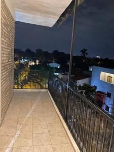 balcón con vistas a la ciudad por la noche en Hermoso Departamento con Balcón y Dos Habitaciones, en Asunción