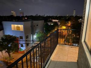 desde el balcón de un edificio por la noche en Hermoso Departamento con Balcón y Dos Habitaciones, en Asunción