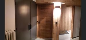 Zimmer mit einem Schrank und einer Holztür in der Unterkunft Les bouquetins in La Clusaz