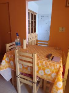 una mesa con dos sillas y una botella de agua. en La Positiva en Mar de Ajó