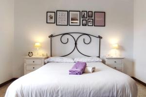 sypialnia z dużym białym łóżkiem z 2 stolikami nocnymi w obiekcie El Rancho Grande - Apartamento w mieście Alora