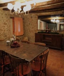 une salle à manger avec une grande table et des chaises en bois dans l'établissement Cal Martí, à Abella de la Conca