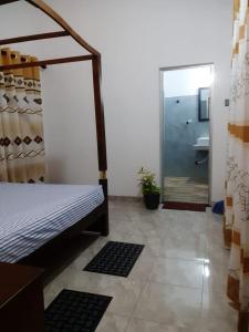 ein Schlafzimmer mit einem Bett und ein Badezimmer mit einer Dusche in der Unterkunft Bisandu guesthouse in Mirissa
