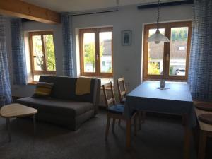 sala de estar con sofá y mesa en Ferienwohnungen Fuchsteige, en Heidenheim an der Brenz
