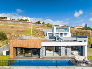 een uitzicht op een huis met een zwembad bij Casa Mozart I in Estreito da Calheta