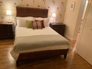 1 dormitorio con 1 cama grande y 2 mesitas de noche en Chambres & Table d'hôtes de La Vieille Ferme, en Salon-la-Tour