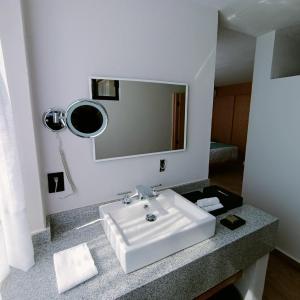 Koupelna v ubytování Sunrock Hotel & Suites