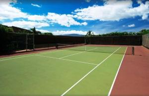 una pista de tenis con una red de tenis en Tropical Maui Kamaole B-Bldg, en Wailea