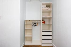 um armário num quarto com prateleiras brancas em Cosy 3-Bedroom Home in Quiet Cul-de-Sac. em Pickering