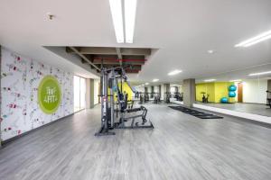 Fitness centrum a/nebo fitness zařízení v ubytování Habitación en apartamento Robledo-Medellin