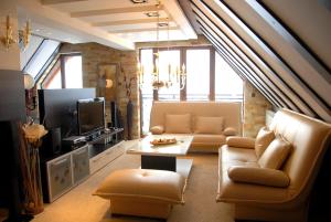 un soggiorno con divano e TV di Villa Milmari a Kopaonik