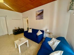 - un salon avec un canapé bleu et une table dans l'établissement B&B Le Sorelle, à Giffoni Valle Piana