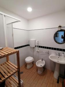 bagno con servizi igienici, lavandino e specchio di Il Sorriso a Orvinio