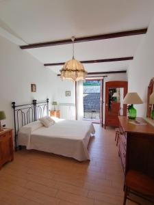 Un dormitorio con una cama grande y una lámpara de araña. en Il Sorriso, en Orvinio