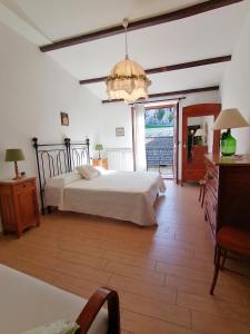 1 dormitorio con cama y ventana grande en Il Sorriso, en Orvinio