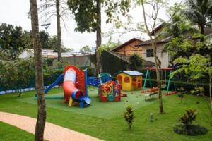 a park with a playground with a slide at RIVIERA DE SAO LOURENÇO, CONDO ACQUA A 0,5 MIN DA PRAIA - estilo resort! Lindo apto com ar condicionado e wifi in Riviera de São Lourenço