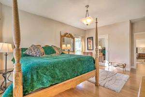 Ένα ή περισσότερα κρεβάτια σε δωμάτιο στο Huge Cozy Home with Many Bedrooms in Ivywild