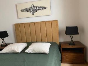 1 dormitorio con 1 cama con 2 lámparas en las mesas en THE ORANGE TREE HOUSES - vista Pátio by Live and Stay, en Abrantes