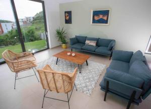 - un salon avec un canapé, une table et des chaises dans l'établissement Beautiful 3 bed-roms Sea View Villa at INDIGO BAY, à Koolbaai
